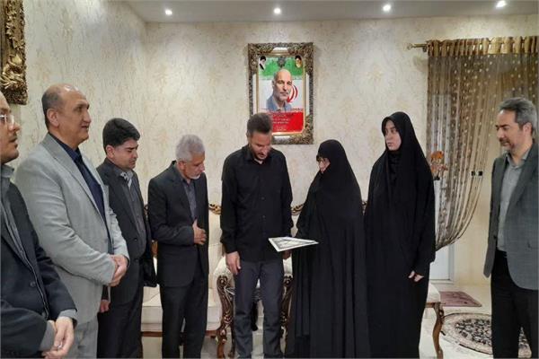 اهداء لوح تقدیر وزیر ارتباطات و فناوری اطلاعات به خانواده شهید احمدی در همدان