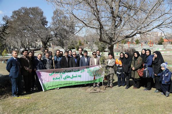 آئین روز درختکاری و مشارکت در کاشت نهال  در استان همدان
